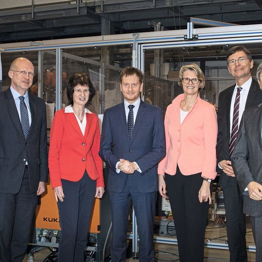 Politik und Wissenschaft trafen bei der Gründungsveranstaltung des Fraunhofer-Zentrums für Kognitive Produktionssysteme CPS am Fraunhofer-IWU in Dresden und der Unterzeichnung eines Memorandum of Understanding (MoU) in Dresden aufeinander. Politik und Wissenschaft trafen bei der Gründungsveranstaltung des Fraunhofer-Zentrums für Kognitive Produktionssysteme CPS am Fraunhofer-IWU in Dresden und der Unterzeichnung eines Memorandum of Understanding (MoU) in Dresden aufeinander.
