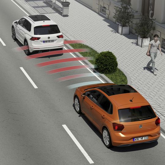 City-Notbremsassistenten zählen schon heute in vielen Fahrzeugen zur Serienausstattung. City-Notbremsassistenten zählen schon heute in vielen Fahrzeugen zur Serienausstattung.