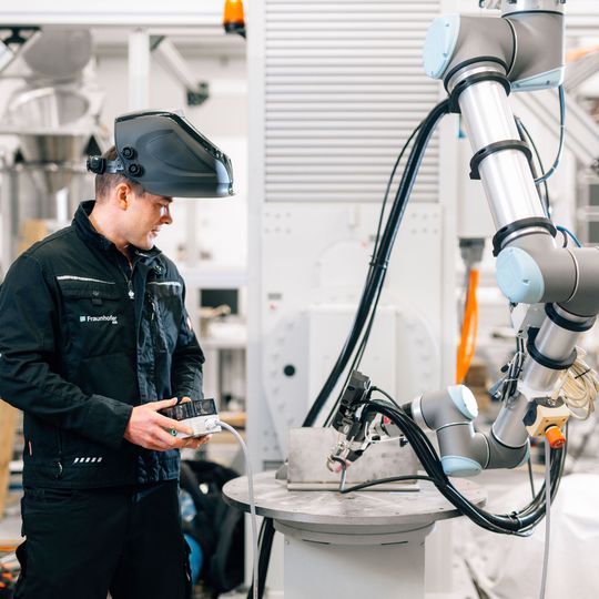 Ein Team aus Mensch und Roboter schafft kundenindividuelle, effiziente Schweißlösungen. Ein Team aus Mensch und Roboter schafft kundenindividuelle, effiziente Schweißlösungen.