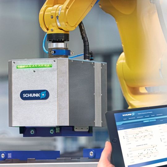 Der intelligente Schunk-Batteriezellgreifer bestimmt während der Handhabung alle für die Qualitätskontrolle relevanten geometrischen und elektrischen Parameter von Li-Ion-Zellen. Damit leistet er einen wichtigen Beitrag für die smarte Batterieproduktion. Der intelligente Schunk-Batteriezellgreifer bestimmt während der Handhabung alle für die Qualitätskontrolle relevanten geometrischen und elektrischen Parameter von Li-Ion-Zellen. Damit leistet er einen wichtigen Beitrag für die smarte Batterieproduktion.