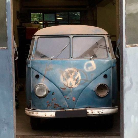 Völlig verstaubt und weitgehend unbeachtet stand der blaue Bulli über 54 Jahre in Garagen und Scheunen. Völlig verstaubt und weitgehend unbeachtet stand der blaue Bulli über 54 Jahre in Garagen und Scheunen.