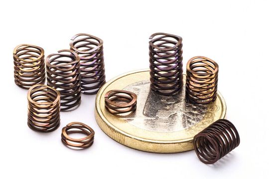 Die winzigen Crest-to-Crest-Wellenfedern im Portfolio von TFC haben Durchmesser von nur 5,0 mm oder weniger. Die Euro-Münze im Bild weist einen Durchmesser von 23,25 mm auf. Die winzigen Crest-to-Crest-Wellenfedern im Portfolio von TFC haben Durchmesser von nur 5,0 mm oder weniger. Die Euro-Münze im Bild weist einen Durchmesser von 23,25 mm auf.
