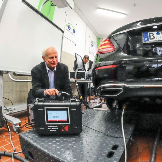 Der Umwelt- und Verkehrsforscher Axel Friedrich führt vor, wie sich die DUH die erweiterte AU vorstellt. Der Umwelt- und Verkehrsforscher Axel Friedrich führt vor, wie sich die DUH die erweiterte AU vorstellt.