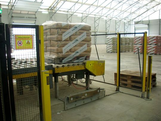 Auf einer der beiden Abnahmestationen steht eine gepackte Palette zum Abholen bereit.