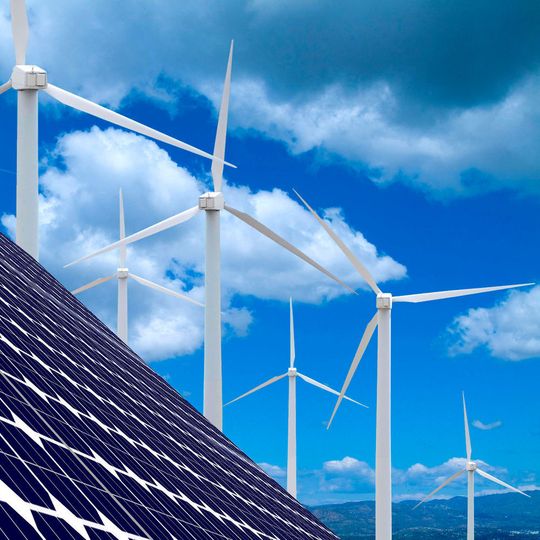 Der zunehmende Ausbau erneuerbarer Energien führt zu einer erhöhten Belastung der Stromnetze. Für die Erkennung kritischer Netzdynamiken ist die konventionelle Messtechnik nicht mehr ausreichend. Forscher des Fraunhofer IOSB-AST arbeiten deshalb an neuen KI-basierte Verfahren. Der zunehmende Ausbau erneuerbarer Energien führt zu einer erhöhten Belastung der Stromnetze. Für die Erkennung kritischer Netzdynamiken ist die konventionelle Messtechnik nicht mehr ausreichend. Forscher des Fraunhofer IOSB-AST arbeiten deshalb an neuen KI-basierte Verfahren.