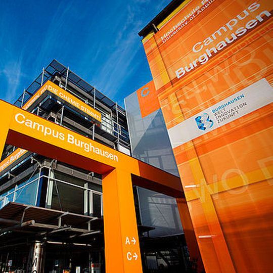 Voraussichtlich ab dem kommenden Herbst wird mit Chemtronik ein neuer Studiengang an der Hochschule in Burghausen angeboten. Voraussichtlich ab dem kommenden Herbst wird mit Chemtronik ein neuer Studiengang an der Hochschule in Burghausen angeboten.