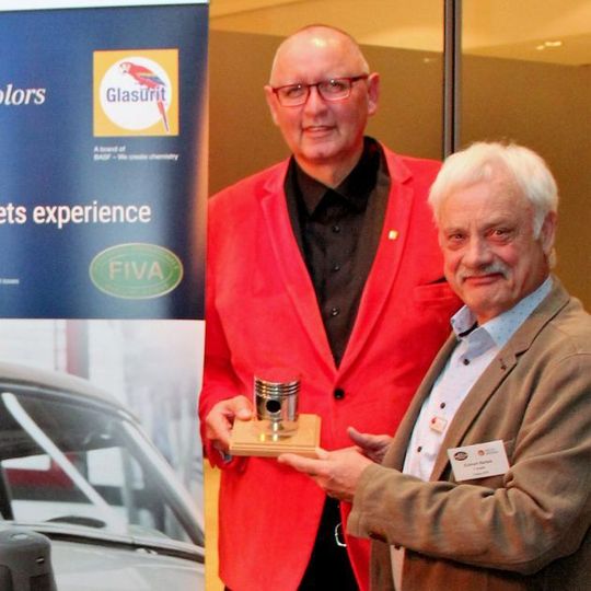 Eckhart Martels (re.) übergibt stellvertretend den goldenen Kolben an Jürgen Book. Eckhart Martels (re.) übergibt stellvertretend den goldenen Kolben an Jürgen Book.
