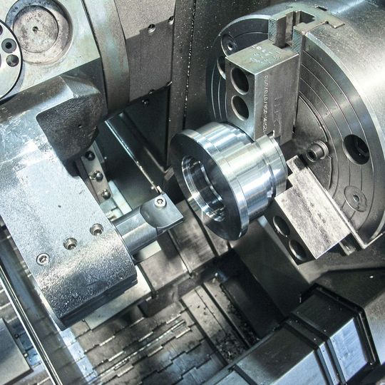 Arbeitssituation im Drehautomaten: Klemmhalter 213 und Schneidplatte S229 mit Werkstück Nr. 2. Arbeitssituation im Drehautomaten: Klemmhalter 213 und Schneidplatte S229 mit Werkstück Nr. 2.