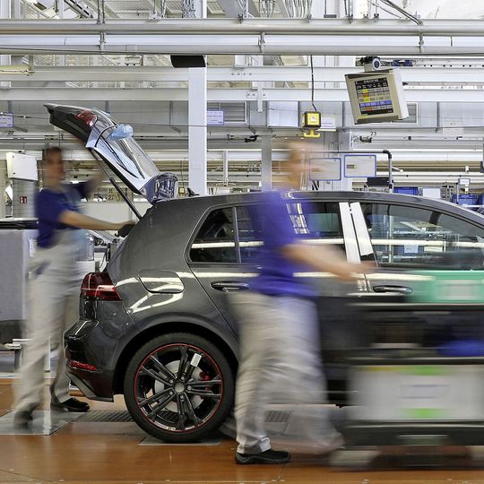 Insgesamt 186 Millionen Euro will VW an seinem Stammsitz in Wolfsburg bis 2020 einsparen. Insgesamt 186 Millionen Euro will VW an seinem Stammsitz in Wolfsburg bis 2020 einsparen.