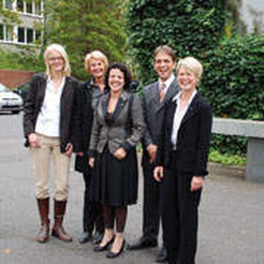 Die Diskussionsriege anlässlich des dritten Mobile.de-round-table „Frauen und Auto“ (v.l.): Vanessa Dill (Mobile.de), Maria Greger und Luciana Silvares (Mazda Motor Europe), Dr. Konrad Weßner (Puls) und Dr. Karin Müller (TÜV Rheinland) Die Diskussionsriege anlässlich des dritten Mobile.de-round-table „Frauen und Auto“ (v.l.): Vanessa Dill (Mobile.de), Maria Greger und Luciana Silvares (Mazda Motor Europe), Dr. Konrad Weßner (Puls) und Dr. Karin Müller (TÜV Rheinland)