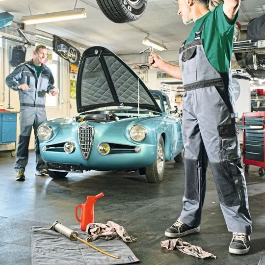 Die Auffangmatte Mewa Multitex schluckt blitzschnell bis zu drei Liter Flüssigkeit seien es Motor- und Getriebeöle, Lösemittel, Kühlschmierstoffe oder Laugen. Die Auffangmatte Mewa Multitex schluckt blitzschnell bis zu drei Liter Flüssigkeit seien es Motor- und Getriebeöle, Lösemittel, Kühlschmierstoffe oder Laugen.