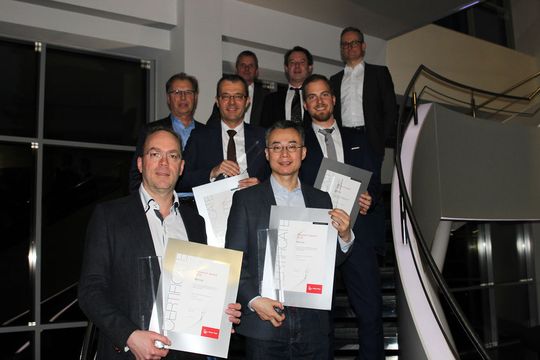 Vorne : Robin Ras und Quan Zhou von der Aalto University (Finland). Mitte: Bernhard Lendl und Johannes P. Waclaweck von der Technischen Universität Wien. Hinten: Gerhard Murer (Chief Scientist Anton Paar), Friedrich Santner (CEO Anton Paar), Prof. Wolfgang Kern (Montanuniversität Leoben), Ronald Henzinger (Head of R&D Anton Paar). Vorne : Robin Ras und Quan Zhou von der Aalto University (Finland). Mitte: Bernhard Lendl und Johannes P. Waclaweck von der Technischen Universität Wien. Hinten: Gerhard Murer (Chief Scientist Anton Paar), Friedrich Santner (CEO Anton Paar), Prof. Wolfgang Kern (Montanuniversität Leoben), Ronald Henzinger (Head of R&D Anton Paar).