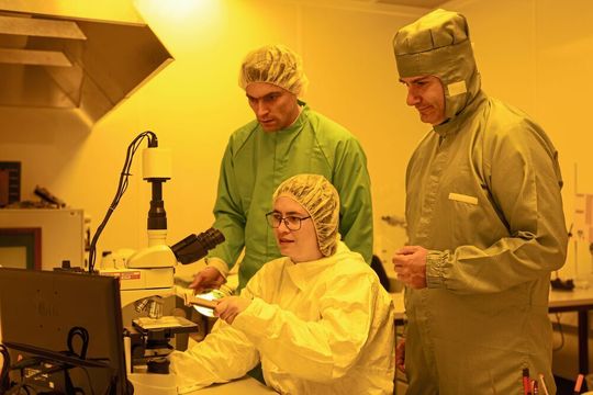 Wissenschaftler um Prof. Inga Anita Fischer arbeiten en neue optoelektronische Bauelemente , bei der neue Materialien in eine Silizium-Plattform integriert werden. Wissenschaftler um Prof. Inga Anita Fischer arbeiten en neue optoelektronische Bauelemente , bei der neue Materialien in eine Silizium-Plattform integriert werden.