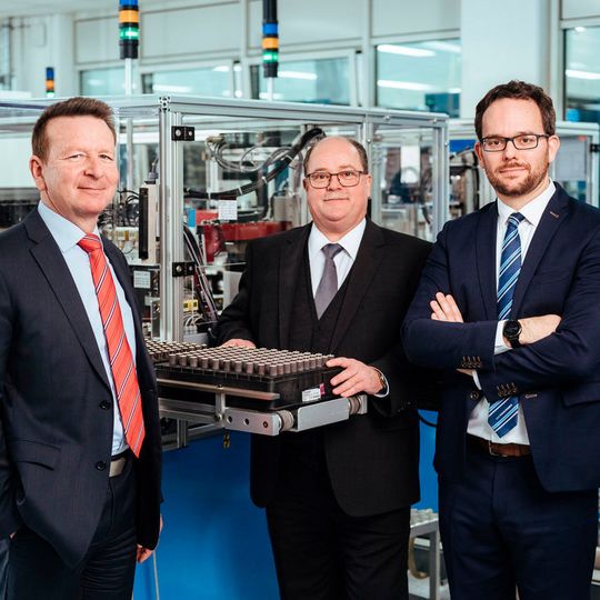 Freuen sich über die Auszeichung: CEO Dr. Thomas Bertolini, Hubert Renner, Head of Production, und Production Manager Jan Patrick Schindler in der Produktion am Faulhaber-Stammsitz Schönaich. Freuen sich über die Auszeichung: CEO Dr. Thomas Bertolini, Hubert Renner, Head of Production, und Production Manager Jan Patrick Schindler in der Produktion am Faulhaber-Stammsitz Schönaich.