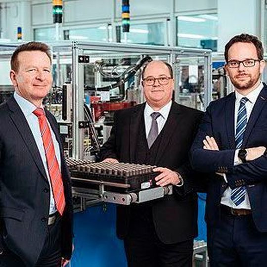 CEO Dr. Thomas Bertolini, Hubert Renner, Head of Production, und Production Manager Jan Patrick Schindler in der Produktion am Faulhaber-Stammsitz Schönaich. CEO Dr. Thomas Bertolini, Hubert Renner, Head of Production, und Production Manager Jan Patrick Schindler in der Produktion am Faulhaber-Stammsitz Schönaich.