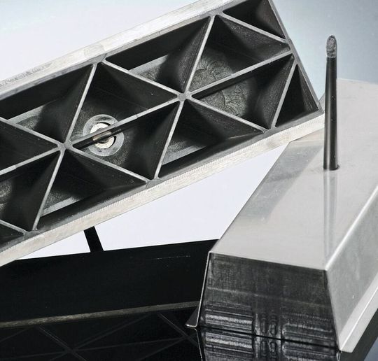 Die Laserexperten des Fraunhofer-ILT haben an diesem Demonstrator-Trägerteil, das aus einem Magnesiumblech und einer Innenstruktur aus mit 30 % Kurzglasfaser-vertärktem Polypropylen (PP-GF30) besteht, per Laser eine Mikrostrukturierung vorgenommen, die dafür sorgt, dass sich Kunststoff und Metall mechanisch fest verkrallen. JEC World 2019 in Halle 5A am Stand D17. Die Laserexperten des Fraunhofer-ILT haben an diesem Demonstrator-Trägerteil, das aus einem Magnesiumblech und einer Innenstruktur aus mit 30 % Kurzglasfaser-vertärktem Polypropylen (PP-GF30) besteht, per Laser eine Mikrostrukturierung vorgenommen, die dafür sorgt, dass sich Kunststoff und Metall mechanisch fest verkrallen. JEC World 2019 in Halle 5A am Stand D17.