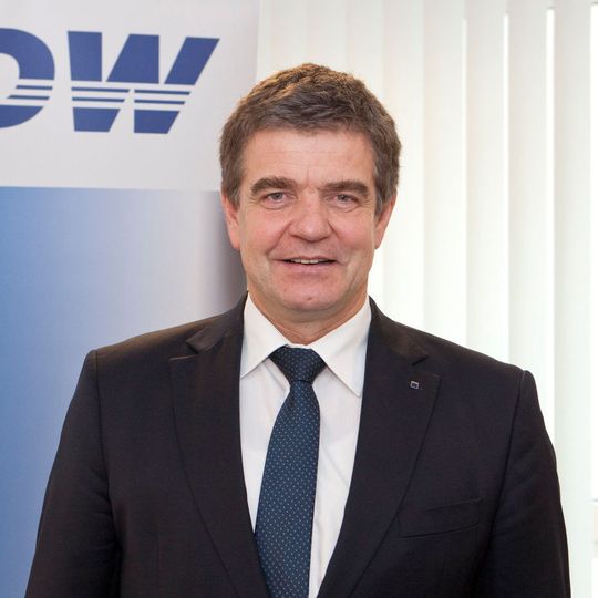 „Für 2019 erwartet die deutsche Werkzeugmaschinenindustrie ausgehend von Rekordniveau einen weiteren Produktionszuwachs von 2 Prozent auf 17,4 Mrd. Euro“, erklärt Dr. Heinz-Jürgen Prokop, Vorsitzender des VDW, in Frankfurt anlässlich der Jahrespressekonferenz des Verbands. „Für 2019 erwartet die deutsche Werkzeugmaschinenindustrie ausgehend von Rekordniveau einen weiteren Produktionszuwachs von 2 Prozent auf 17,4 Mrd. Euro“, erklärt Dr. Heinz-Jürgen Prokop, Vorsitzender des VDW, in Frankfurt anlässlich der Jahrespressekonferenz des Verbands.