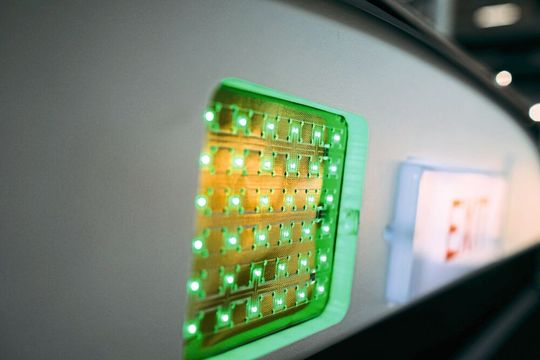 Zusammen mit zwei Fraunhofer-Instituten haben Airbus und Altran Demonstratoren entwickelt. Gemeinsam weisen die Unternehmen nach, dass die gedruckte Elektronik reif ist für Anwendungen in der Luftfahrt. Zusammen mit zwei Fraunhofer-Instituten haben Airbus und Altran Demonstratoren entwickelt. Gemeinsam weisen die Unternehmen nach, dass die gedruckte Elektronik reif ist für Anwendungen in der Luftfahrt.