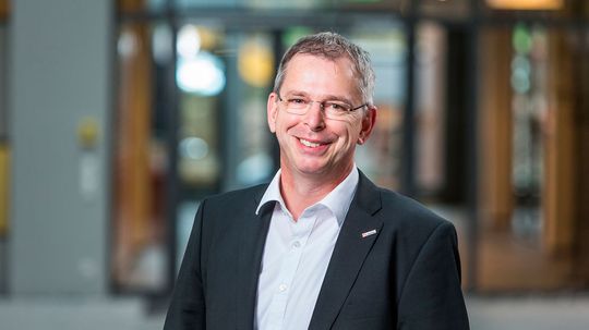 „Das Portfolio von Tesis besteht aus einer breiten Palette von praxiserprobten Modellbibliotheken und einem mächtigen Simulationsframework. Es passt hervorragend in das Vector Test-Portfolio“, sagt Thomas Riegraf, Geschäftsführer von Vector. „Das Portfolio von Tesis besteht aus einer breiten Palette von praxiserprobten Modellbibliotheken und einem mächtigen Simulationsframework. Es passt hervorragend in das Vector Test-Portfolio“, sagt Thomas Riegraf, Geschäftsführer von Vector.
