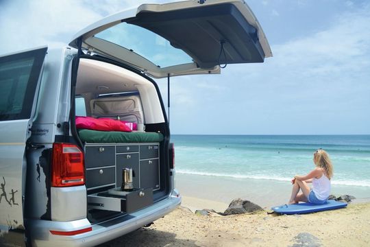 Das Angebot wächst: Kunden, die aus ihren Kleinbussen und Transportern nachträglich einen komfortablen Urlaubsbegleiter machen wollen, stehen die verschiedensten Optionen offen – von der schlichten Campingbox bis zu luxuriösen Ein- und Umbauten. Das Angebot wächst: Kunden, die aus ihren Kleinbussen und Transportern nachträglich einen komfortablen Urlaubsbegleiter machen wollen, stehen die verschiedensten Optionen offen – von der schlichten Campingbox bis zu luxuriösen Ein- und Umbauten.