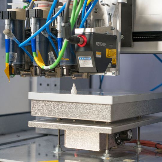 Im Projekt „AddiLine“ entsteht ein prozessintegriertes Prüfsystem, das die Qualität der 3D-gedruckten Komponente beim Entstehen in Echtzeit überwacht. Im Projekt „AddiLine“ entsteht ein prozessintegriertes Prüfsystem, das die Qualität der 3D-gedruckten Komponente beim Entstehen in Echtzeit überwacht.