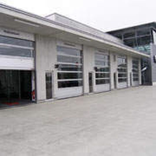 In der Direktannahme bauen die Serviceberater ein persönliches Verhältnis zum Kunden auf. Das steigert die Kundenzufriedenheit und die Loyalität zum Autohaus. In der Direktannahme bauen die Serviceberater ein persönliches Verhältnis zum Kunden auf. Das steigert die Kundenzufriedenheit und die Loyalität zum Autohaus.