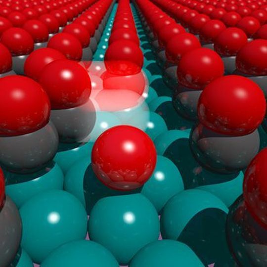 Fluktuationen in der Anordnung der Kohlenmonoxid-Moleküle erlauben einem Sauerstoff-Atom, sich schnell über die eigentlich voll besetzte Katalysatoroberfläche zu bewegen. Fluktuationen in der Anordnung der Kohlenmonoxid-Moleküle erlauben einem Sauerstoff-Atom, sich schnell über die eigentlich voll besetzte Katalysatoroberfläche zu bewegen.