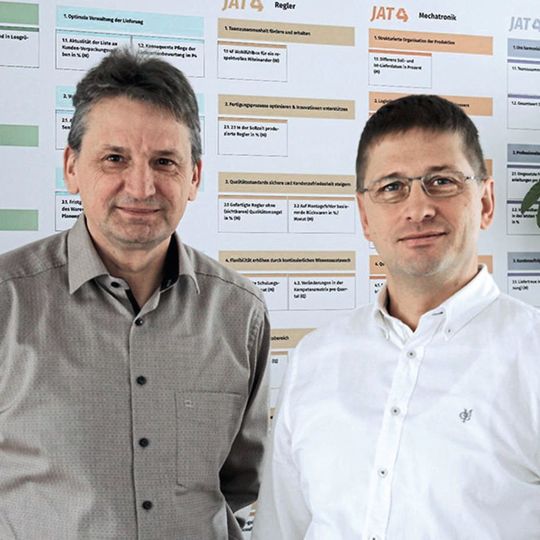 Jörg Rönnert, Geschäftsführer der Ilmenauer Mechatronik GmbH (links) und JAT-Geschäftsführer Stephan Preuß (rechts) gehen gemeinsame Wege. Dazu Preuß: "Gemeinsam mit dem Know-how der Ilmenauer können die Entwicklungskapazitäten und -kompetenzen gestärkt und weiter ausgebaut werden." Jörg Rönnert, Geschäftsführer der Ilmenauer Mechatronik GmbH (links) und JAT-Geschäftsführer Stephan Preuß (rechts) gehen gemeinsame Wege. Dazu Preuß: "Gemeinsam mit dem Know-how der Ilmenauer können die Entwicklungskapazitäten und -kompetenzen gestärkt und weiter ausgebaut werden."