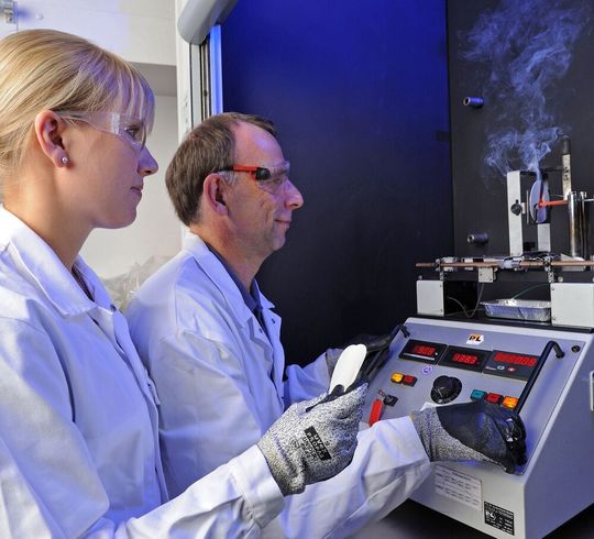 Weil der rote Phosphor immer teuerer wird, hat Lanxess jetzt eine Alternative zu den üblicherweise damit flammgeschützten PA-66-Compounds im Portfolio. Lanxess führt für Entwicklungspartner unter anderem normkonforme Flammschutzprüfungen wie etwa Glühdrahttests durch. Weil der rote Phosphor immer teuerer wird, hat Lanxess jetzt eine Alternative zu den üblicherweise damit flammgeschützten PA-66-Compounds im Portfolio. Lanxess führt für Entwicklungspartner unter anderem normkonforme Flammschutzprüfungen wie etwa Glühdrahttests durch.