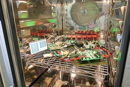 Der neue Klimaschrank ermöglicht es productware, das Verhalten von Platinen und Baugruppen bei unterschiedlichen Temperaturen und Klimabedingungen zu überprüfen, sowie einen künstlichen Alterungsprozess zu erzeugen. Der neue Klimaschrank ermöglicht es productware, das Verhalten von Platinen und Baugruppen bei unterschiedlichen Temperaturen und Klimabedingungen zu überprüfen, sowie einen künstlichen Alterungsprozess zu erzeugen.