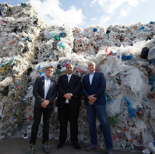 Von links: Lindner-Produktmanager Stefan Scheiflinger-Ehrenwerth, der Daly-Plastics-Geschäftsführer und Eigentümer Peter Daalder sowie Gerd Gerdes (COO) von Daly Plastics vor den Ballen aus Verpackungsfolien, die mithilfe von Lindner-Know-how bald wieder zu einsatzfähigem Granulat recycelt werden, das so gut wie Neuware ist, wie Daly verspricht. Von links: Lindner-Produktmanager Stefan Scheiflinger-Ehrenwerth, der Daly-Plastics-Geschäftsführer und Eigentümer Peter Daalder sowie Gerd Gerdes (COO) von Daly Plastics vor den Ballen aus Verpackungsfolien, die mithilfe von Lindner-Know-how bald wieder zu einsatzfähigem Granulat recycelt werden, das so gut wie Neuware ist, wie Daly verspricht.