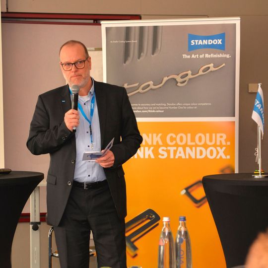 Business Director Lutz Poncelet begrüßte die die Teilnehmer des Standox Forums. Business Director Lutz Poncelet begrüßte die die Teilnehmer des Standox Forums.