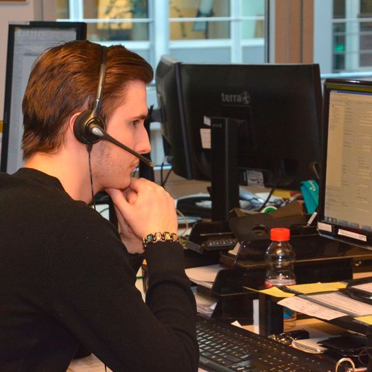 Durch die Neugestaltung der internen Strukturen haben die Sachbearbeiter mehr Verantwortung und sind fester Ansprechpartner für die Betreuung eines Falls – von der Vermittlung bis zum Abschluss. Durch die Neugestaltung der internen Strukturen haben die Sachbearbeiter mehr Verantwortung und sind fester Ansprechpartner für die Betreuung eines Falls – von der Vermittlung bis zum Abschluss.
