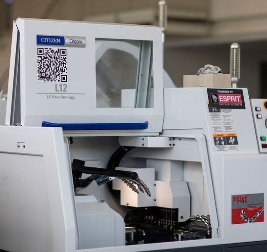 Die Cincom L12 ist der neue Zerspanungs-Superheld in der LFV-Familie der Citizen Machinery Europe GmbH (LFV = Low frequency vibration cutting) und damit ein weiteres System mit dem im wahrsten Sinne des Wortes „spanbrechenden Erfolgsrezept“ für die prozessstabile Drehbearbeitung langspanender Werkstoffe – jetzt auch für Kleinteile! Die Cincom L12 ist der neue Zerspanungs-Superheld in der LFV-Familie der Citizen Machinery Europe GmbH (LFV = Low frequency vibration cutting) und damit ein weiteres System mit dem im wahrsten Sinne des Wortes „spanbrechenden Erfolgsrezept“ für die prozessstabile Drehbearbeitung langspanender Werkstoffe – jetzt auch für Kleinteile!