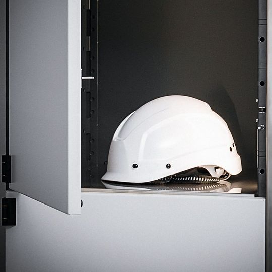 Entnahme und Verbleib auch größerer Artikel lassen sich mit dem „GARANT Tool24 Locker" effizient organisieren und exakt überwachen. Entnahme und Verbleib auch größerer Artikel lassen sich mit dem „GARANT Tool24 Locker" effizient organisieren und exakt überwachen.