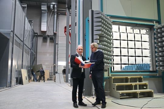 Im Neubau für Umweltsimulation und EMV-Test können Prüflinge bis zu zwei Tonnen durchgängig getestet werden. Im Neubau für Umweltsimulation und EMV-Test können Prüflinge bis zu zwei Tonnen durchgängig getestet werden.