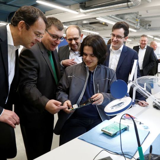 Ein Blick in das neue Competence Center Prozessanalysetechnik: Alexander Becker von Infraserv Prozesstechnik erläutert die Teststation für EMSR-Anlagen. Ein Blick in das neue Competence Center Prozessanalysetechnik: Alexander Becker von Infraserv Prozesstechnik erläutert die Teststation für EMSR-Anlagen.