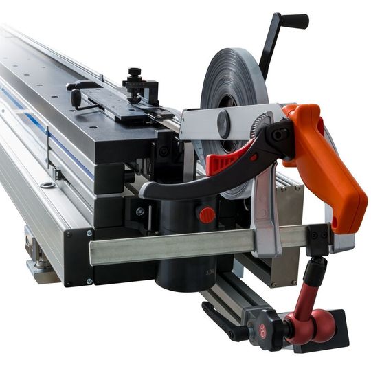 Abrolleinrichtung für lange Bandmaße mit mehr als 10 m Länge.