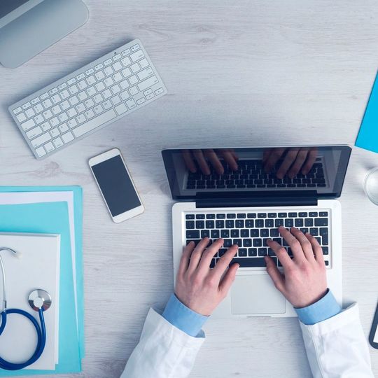 Unternehmen aus dem Gesundheitswesen sind extrem anfällig für E-Mail-basierte Angriffe. Ihre komplexen Lieferketten bieten Cyberkriminellen vielfältige Möglichkeiten, sich Geschäftsvorgänge zunutze zu machen und Mitarbeiter zur Herausgabe von Informationen oder zur Zahlungsanweisung von Geldern zu verleiten. Unternehmen aus dem Gesundheitswesen sind extrem anfällig für E-Mail-basierte Angriffe. Ihre komplexen Lieferketten bieten Cyberkriminellen vielfältige Möglichkeiten, sich Geschäftsvorgänge zunutze zu machen und Mitarbeiter zur Herausgabe von Informationen oder zur Zahlungsanweisung von Geldern zu verleiten.