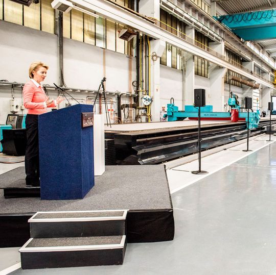 Verteidigungsministerin Ursula von der Leyen bei der feierlichen Zeremonie zum Brennstart bei der Lürssen-Werft. Diese baut mit weiteren Werften fünf neue Korvetten für die Deutsche Marine. Im Hintergrund zu sehen: die Plasmaschneidanlage von Microstep auf die Lürssen-Werft in Sachen Zuschnitt setzt. Verteidigungsministerin Ursula von der Leyen bei der feierlichen Zeremonie zum Brennstart bei der Lürssen-Werft. Diese baut mit weiteren Werften fünf neue Korvetten für die Deutsche Marine. Im Hintergrund zu sehen: die Plasmaschneidanlage von Microstep auf die Lürssen-Werft in Sachen Zuschnitt setzt.