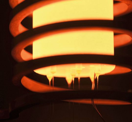 Volumentechnisch ist der Markt der glasfaserverstärkten der größte auf dem FVK-Sektor. Experten des Instituts für Textiltechnik der RWTH Aachen University (ITA) haben sich deshalb Gedanken gemacht und eine induktiv beheizte Glasfaser-Produktionsanlagen entwickelt, über die sie auf der JEC World 2019 in Halle 5 am Stand D17 informieren werden. Hier ein Blick auf das induktiv beheizte sogenannte Bushing während des Spinnvorgangs. Volumentechnisch ist der Markt der glasfaserverstärkten der größte auf dem FVK-Sektor. Experten des Instituts für Textiltechnik der RWTH Aachen University (ITA) haben sich deshalb Gedanken gemacht und eine induktiv beheizte Glasfaser-Produktionsanlagen entwickelt, über die sie auf der JEC World 2019 in Halle 5 am Stand D17 informieren werden. Hier ein Blick auf das induktiv beheizte sogenannte Bushing während des Spinnvorgangs.