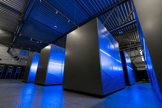 Abb. 5: Die LOFAR-Daten werden am Jülich Supercomputing Centre bearbeitet, unter anderem am modularen Supercomputer JUWELS.