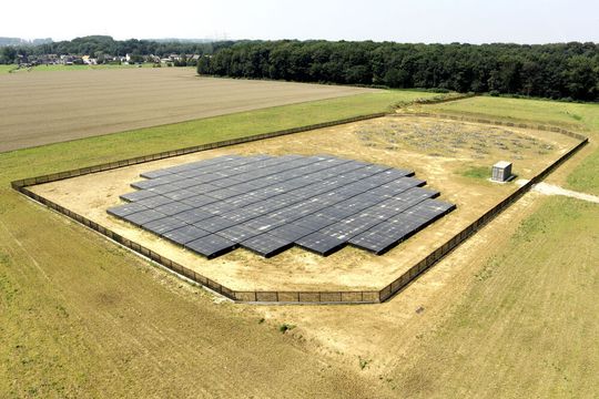Abb. 2: Die Jülicher LOFAR-Station DE605 besteht aus zwei Antennenfeldern zur Messung hoher und niedriger Frequenzen. Der Container in der Mitte enthält Elektronik zur Verarbeitung der Signale der einzelnen Antennen.
