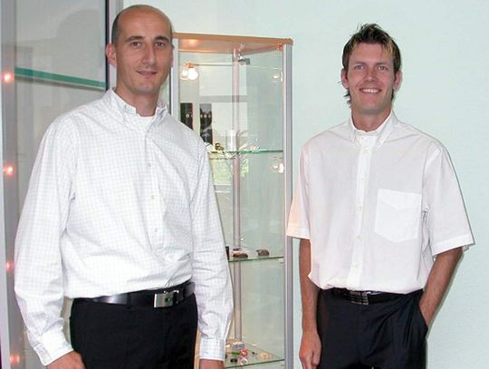 Freuen sich auf die Zusammenarbeit (v.l.): Mirko Wunderlich, Geschäftsführer der ACI Laser GmbH, und Manuel Möck, geschäftsführender Gesellschafter der Walter Möck GmbH.Bild: ACI Laser Freuen sich auf die Zusammenarbeit (v.l.): Mirko Wunderlich, Geschäftsführer der ACI Laser GmbH, und Manuel Möck, geschäftsführender Gesellschafter der Walter Möck GmbH.Bild: ACI Laser