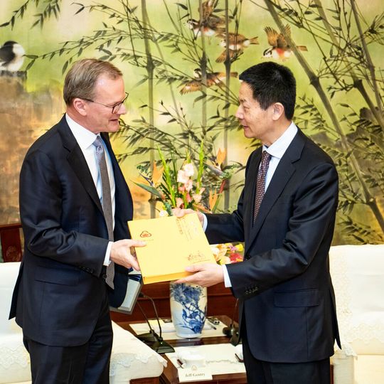 Wu Qing, Vizebürgermeister der Shanghaier Stadtregierung & Jeff Gentry, Vorsitzender und CEO von Invista. Wu Qing, Vizebürgermeister der Shanghaier Stadtregierung & Jeff Gentry, Vorsitzender und CEO von Invista.