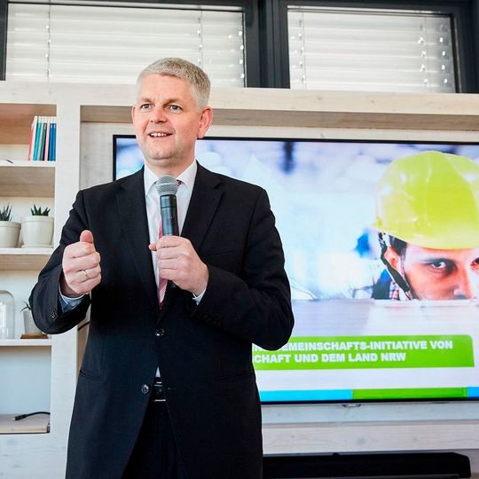 Staatssekretär Christoph Dammermann des Ministeriums für Wirtschaft, Innovation, Digitalisierung und Energie des Landes Nordrhein-Westfalen (MWIDE) bei der Kick-Off-Veranstaltung der Initiative. Staatssekretär Christoph Dammermann des Ministeriums für Wirtschaft, Innovation, Digitalisierung und Energie des Landes Nordrhein-Westfalen (MWIDE) bei der Kick-Off-Veranstaltung der Initiative.