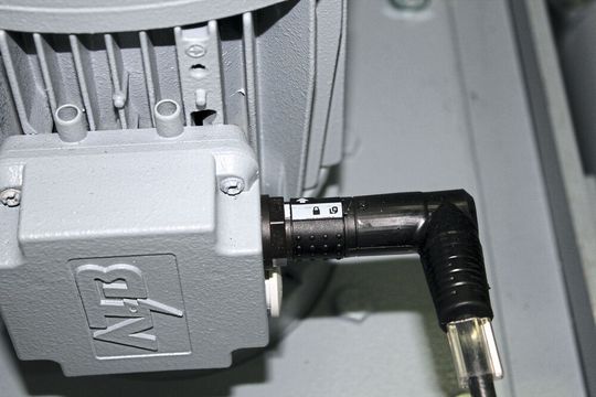 Der M15-Power-Steckverbinder wird auf das Einschraubgewinde am jeweiligen Aggregat einfach aufgesteckt.