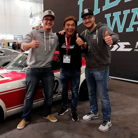 Die Gesichter hinter dem „Schrauberblog“: Christian Cloppenburg (li.) und Marco ten Hagen (re.), hier auf der Essen Motor Show 2018 mit Liberty-Walk-Gründer Wataru Kato. Die Gesichter hinter dem „Schrauberblog“: Christian Cloppenburg (li.) und Marco ten Hagen (re.), hier auf der Essen Motor Show 2018 mit Liberty-Walk-Gründer Wataru Kato.
