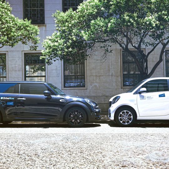 BMW und Daimler bündeln ihre Aktivitäten bei den Mobilitätsdienstleistungen. BMW und Daimler bündeln ihre Aktivitäten bei den Mobilitätsdienstleistungen.