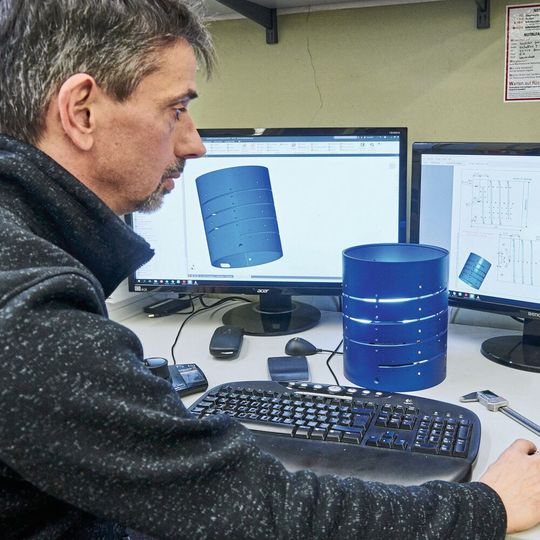 Der Konstrukteur Wilfried Berchtold mit dem Helix-Turm, der Trägerstruktur der Heizspirale für den neuartigen Gaschromatographen. Der Konstrukteur Wilfried Berchtold mit dem Helix-Turm, der Trägerstruktur der Heizspirale für den neuartigen Gaschromatographen.